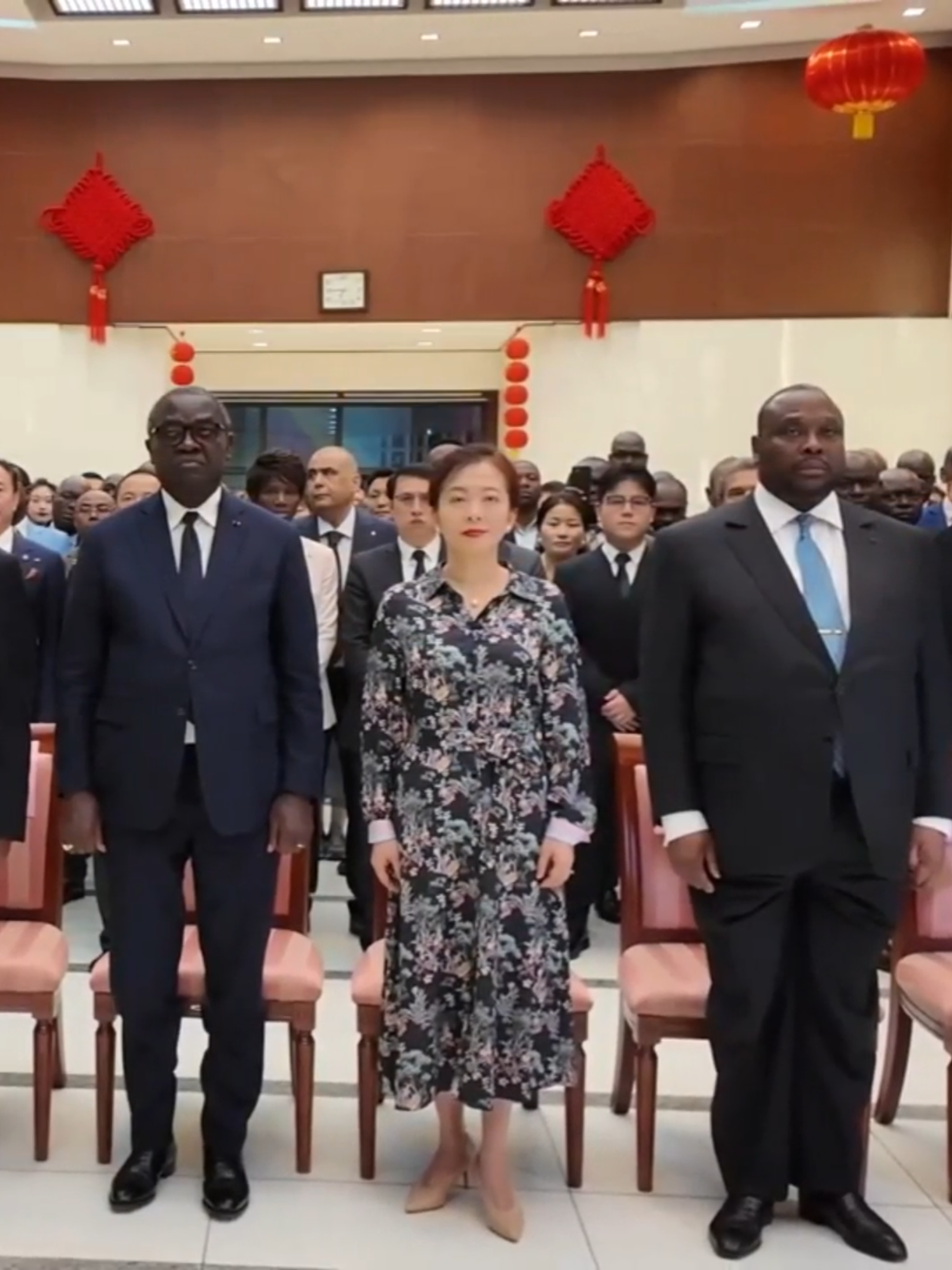 Célébrons ensemble le #75ème #anniversaire de la République Populaire de #Chine avec les chers amis congolais ! Cette année marque le #60ème anniversaire des relations diplomatiques Chine-#Congo et une nouvelle étape de la coopération sino-congolaise ! À ce moment de célébration, portons les #toasts à la prospérité de la Chine, à l'#amitié sino-congolaise et au #bonheur de nos deux peuples ! 中刚友人共同庆祝中华人民共和国成立75周年！今年是中刚建交60周年，也是中刚合作新起点！来宾共同举杯，祝福中国繁荣昌盛、中刚友谊长青、人民幸福安康！