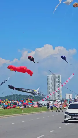 Borneo International Kite Festival Seronok je tgk asam pedas pun boleh terbang, singa laut yg trdampar kt pantai sblum ni pun melayang dah roper kawan sndri... #bintulusarawak #tiktoksarawak #bikf2024 #bikf #seoultravel #tiktokmalaysia #malaysia 