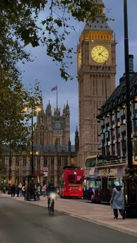 Sunny September days in London 🍁 Enjoying the last bit of sunshine before autumn fully arrives! From parks to riverside walks, London feels magical this time of year.  🍁🍁🍁 #londonautumn #londonaesthetic #mylondonvideos #aestheticlondon 