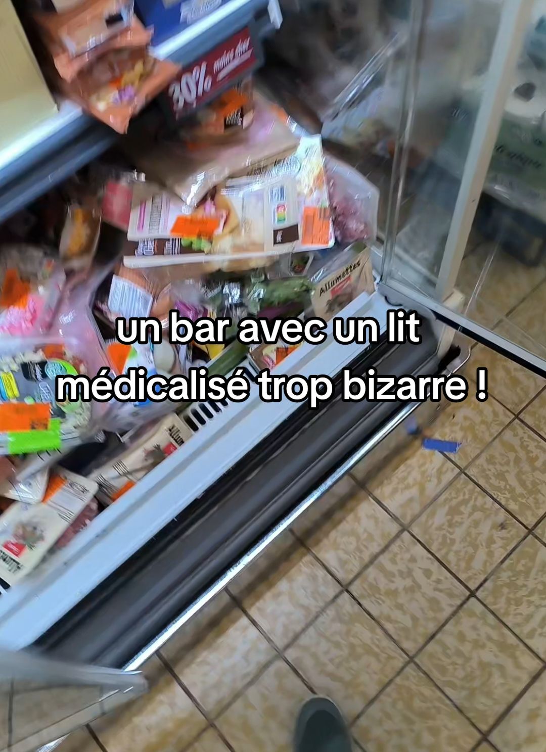 j'avais encore jamais croisé un bar avec un lit médicalisé ...  #rouen #pov #Vlog #vacances #avis #magasin 