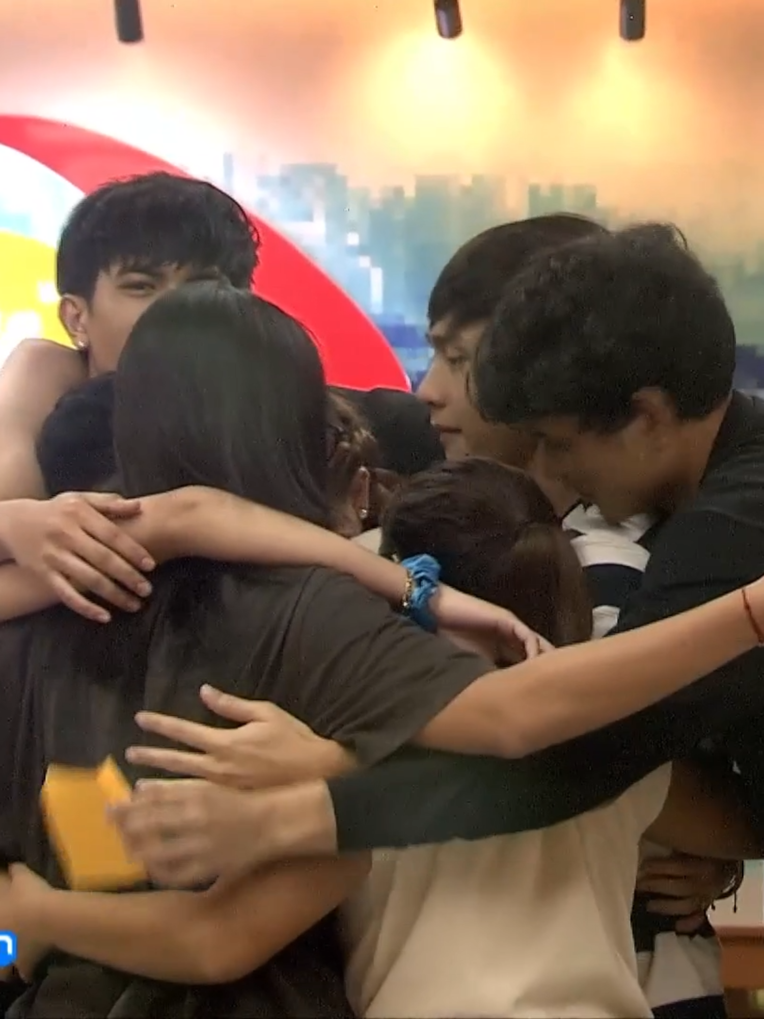 Bakit naman tayo pinaiyak ng tinapay! 😭 Naging emosyonal ang Housemates nang magbigay ng mensahe ang mga nominadong sina Fyang, Jarren, at Kai! #PBBGen11NinthEviction #PBBGen11