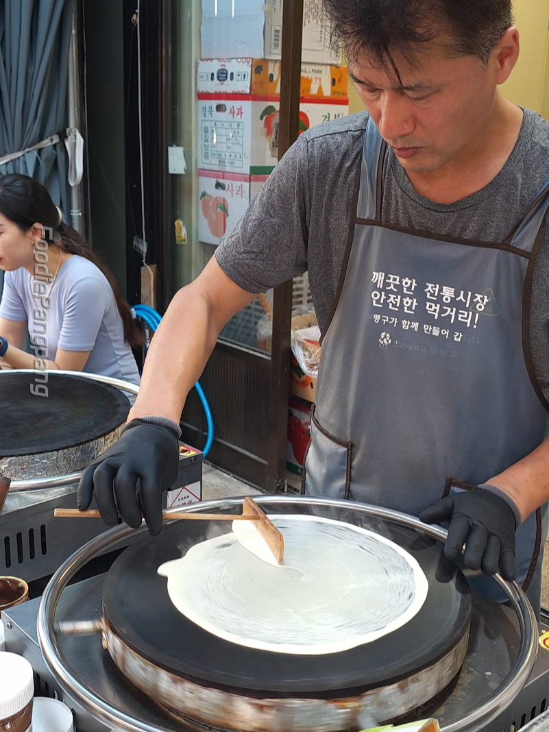 Spin nonstop?!! Amazing Popular 'Korea traditional market crepe' #tiktokfood#fyp#incheon #traditionalmarket #crepe #dessert #streetfood