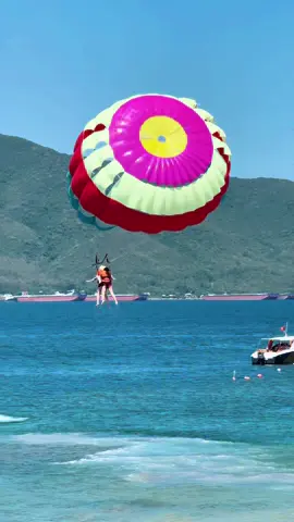 Hum nay nắng đẹp rạng ngời 🌅 Tham gia tour Hòn Tằm cùng người thương trải nghiệm bay dù thôi 🪂🪂 #nhatrang #dulich #review #dulichnhatrang #reviewnhatrang #thethaobien #parasailing #watersports #baydu #hontam #hontamnhatrang #xuhuong #trending #thinhhanh 