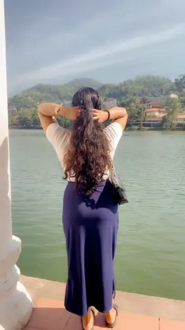 මම මේ සින්දුව මුලින්ම ඇහුවෙ මගෙ තාත්තා කියනවා.ඉතිං එදා ඉදං අද වෙනකන්ම මට මේ සිනිදුවෙ එක අකුරක් නෑරම හරි ලස්සනට මතකයි.එදා මම මේක අහනකොට තේරුමක් නැතුවම ආස වුනත් අද මේ සිංදුවෙ වචනයක් ගානෙම තියෙන ලස්සනට මම හරි ආදරෙයි.ඉතිං මේ සිංදුව අහලා නැත්නම් යන්න ගිහිං අහලා එන්නකො.↔️❤️ #saji_girl❤️ #onemillionaudition #flypシ #viralvideo #missingmychildhood 