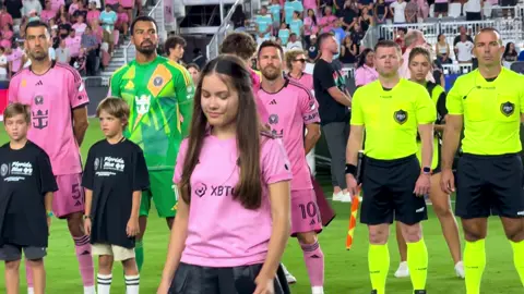 Isabella Velasquez, 13, singing our National anthem for @InterMiamiCF @@leomessi ✅ vs @Charlotte F.C. . Thank you 🙏🏼💖⚽️🇺🇸🇦🇷🇧🇷🇵🇪🇨🇴🇻🇪🇮🇹🇨🇺🇵🇷 #TodosSomosIsa #intermiami #liomessi #messi #leomessi #isabellavelasquez #isabellavelasquezmusic 