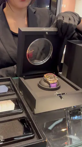 The president's son personally came to pick up the luxury cell phones and watches he had purchased#selling #luxury #foryou #luxuryphone #vertuphone #vertu #richlife #rich 