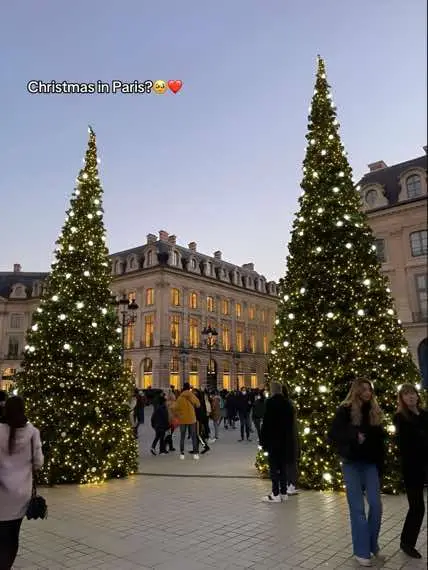 #paris #france #christmas #christmascountdown #santaclaus #holidaytiktok #citybreak #december #snowman #christmastiktok #family #traveltiktok #fyp 