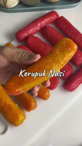 SHARE, SAVE & BIKINNYA SEKARANG JUGA KODONG ❗️❗️❗️ - KERUPUK NASI -  Bahan : - nasi sisa - air untuk merendam - tepung tapioka - bawang putih - ⁠garam - kaldu jamur - gula pasir - lada bubuk - pewarna makanan - minyak goreng #kerupuk #kerupuknasi #krupuk #olahannasi #fyp #fypシ
