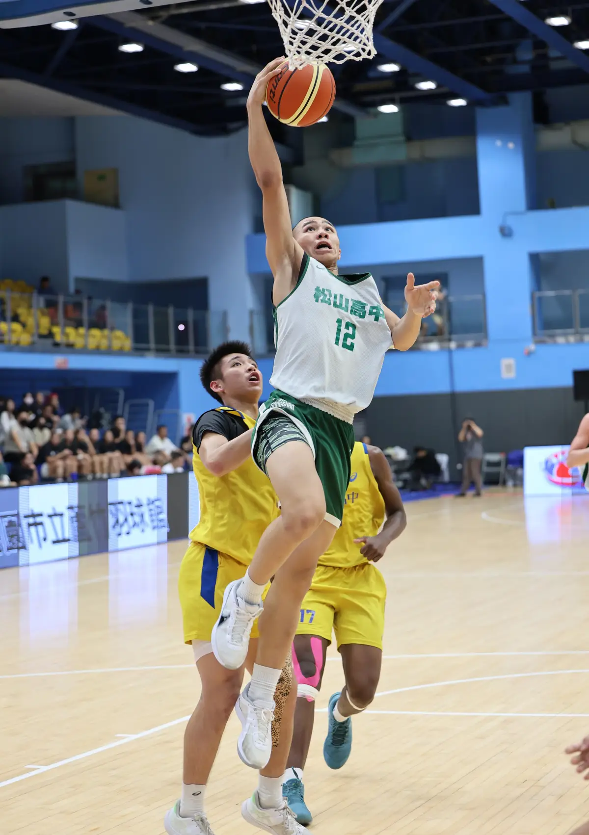 (高男組4強賽)松山高中 勝 東泰高中 ﻿ 雖然已無緣冠軍，松山今天仍卯足全力，以85比73力退東泰高中，在登峰造極高男組坐3望2，東泰高中在4強賽累計0勝3敗，確定以第4名作收。 ﻿ 松山預賽最後一戰贏了南山高中，4強賽首戰卻以4分輸給光復高中，就算今天打敗東泰高中，也無法奪冠，不過松山仍全力出擊，除了本屆賽事表現搶眼，查家兄弟的弟弟查傑砍進22分，劉廷寬打出代表作，砍進全隊最高的24分，之前他曾在育創盃攻得35分。 ﻿ 升上高二的劉廷寬，將會在HBL新球季有不小的發揮空間，他畢業於乙級的台中成功國中，想加入在高中籃壇屬一屬二的名校松山談何容易，不過一心一意想加入松山的劉廷寬，成了「現代毛遂」，終於獲得松山老教練黃萬隆賞識，成為6屆HBL冠軍球隊的一員。 ﻿ 當國中男籃教練陳璟澄問起劉廷寬，畢業後想加入那個高中，劉廷寬二話不說就表達想去松山，陳璟澄就幫劉廷寬剪了影片，學校女籃教練又認識大倫國中教練，就透過這層關係，把影片交給了黃萬隆，黃萬隆就要劉廷寬來練練看。 ﻿ 劉廷寬隨即在陳璟澄帶隊下，與其他兩名隊友，一起北上參與松山練球，劉廷寬說：「那時國中聯賽還沒打完，就馬上到台北，練球完，得到黃教練肯定的答案，也不多想，就馬上答應，當時自己很怕黃教練看上的是陪他北上的兩個隊友。」 ﻿ 加入松山後，高一就成為松山赴美移訓的9名成員之一，足見他在黃萬隆心目中的份量，沒想到黃萬隆今年正式退休，轉戰臺北台新戰神，擔任執行長，讓劉廷寬很傷心。 ﻿ 劉廷寬說：「畢竟我就是因為黃教練才來的，他走了，我真的很傷心，也不能轉學，就好好打球，我現在如果講，因為黃教練想要加入戰神，就太超過了，高中畢業後，想先出國看看，如果留在台灣唸大學，希望有機會加入政治大學。」 ﻿ 東泰確定為第4名，邱繼揚15分、8籃板、5助攻、6抄截，能得勝14分。 ﻿ #登峰造極WhyNotMe #aceaceTV #籃後遇見你 #UBA #HBL #籃球 #台灣