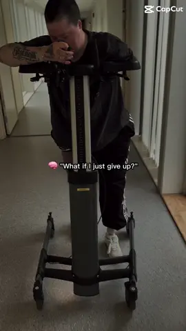 Don’t ever give up✨ #keepongoing #dontgiveup #itwillgetbetter #bkamputee #akamputee #armamputee #prosthetic #prosthetictraining #walking 