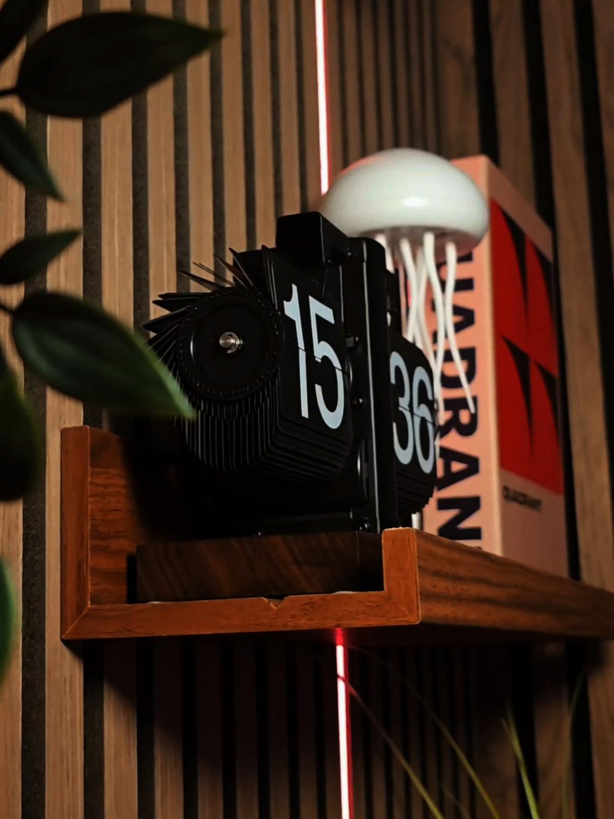 This Retro Flip Clock is the newest addition to my desk setup 👌🏽 Cool, isn't it? And oddly enough, the flip-noise is extremely satisfying. #desksetup #setuptour #setupinspiration #workspace #desktour #deskaccessories #flipclock 