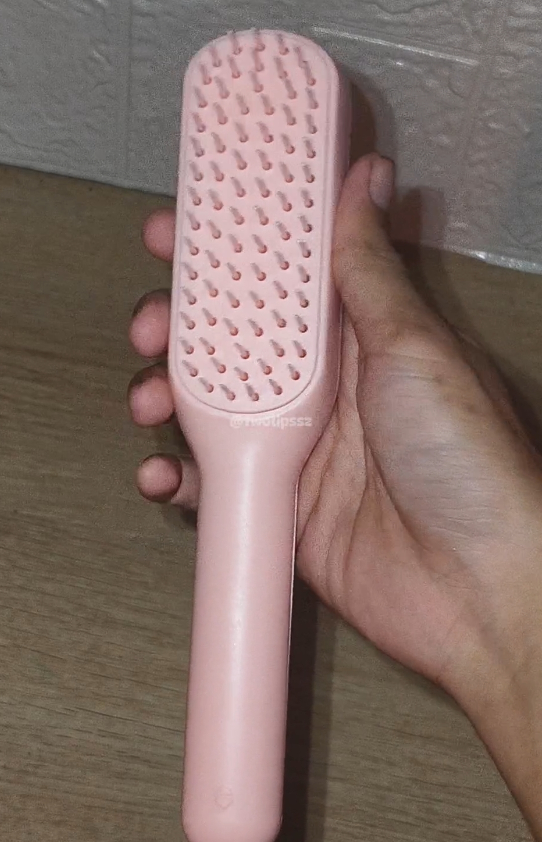 easy to take out the hair🥰 #fyp #foryou #twolipsssz #fashion #comb #combhair #selfcleaningcomb 