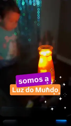 Ser a luz do mundo significa mostrar o amor de Jesus através das nossas ações. Imagine que cada um de nós é como uma lanterna que brilha no escuro. Quando ajudamos nossos amigos, somos gentis e falamos sobre Deus, estamos deixando essa luz brilhar. Jesus nos pediu para sermos essa luz, para que outras pessoas possam ver o quanto Ele é maravilhoso e o quanto o bem pode transformar o mundo. Mesmo sendo crianças, podemos fazer a diferença ao espalharmos amor, alegria e bondade por onde passamos! Lembre-se: sua luz pode iluminar o caminho de alguém. Essa é uma ótima reflexão para essa dinâmica! #ministerioinfantil #cristaosnotiktok  #tiktokgospel #dinamicas #celula #igreja #gospelvideos #louvor #fy #kids #quebrageloparacelulas #jesuslovesyou #jesus #culto 