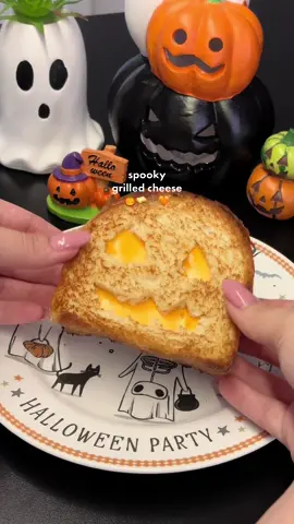 até o queijo quente entrou na vibe de halloween 🥪🎃🕸️🧡 #halloween #cafedamanha #breakfast #grilledcheese #halloweenseason 