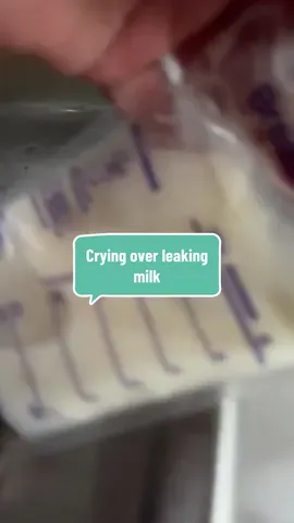 Defrozing milk .. leaking bag #breastmilk #annoying #lansinoh #pumpingmom #leaking #fyp #fy #momtok #momof3 