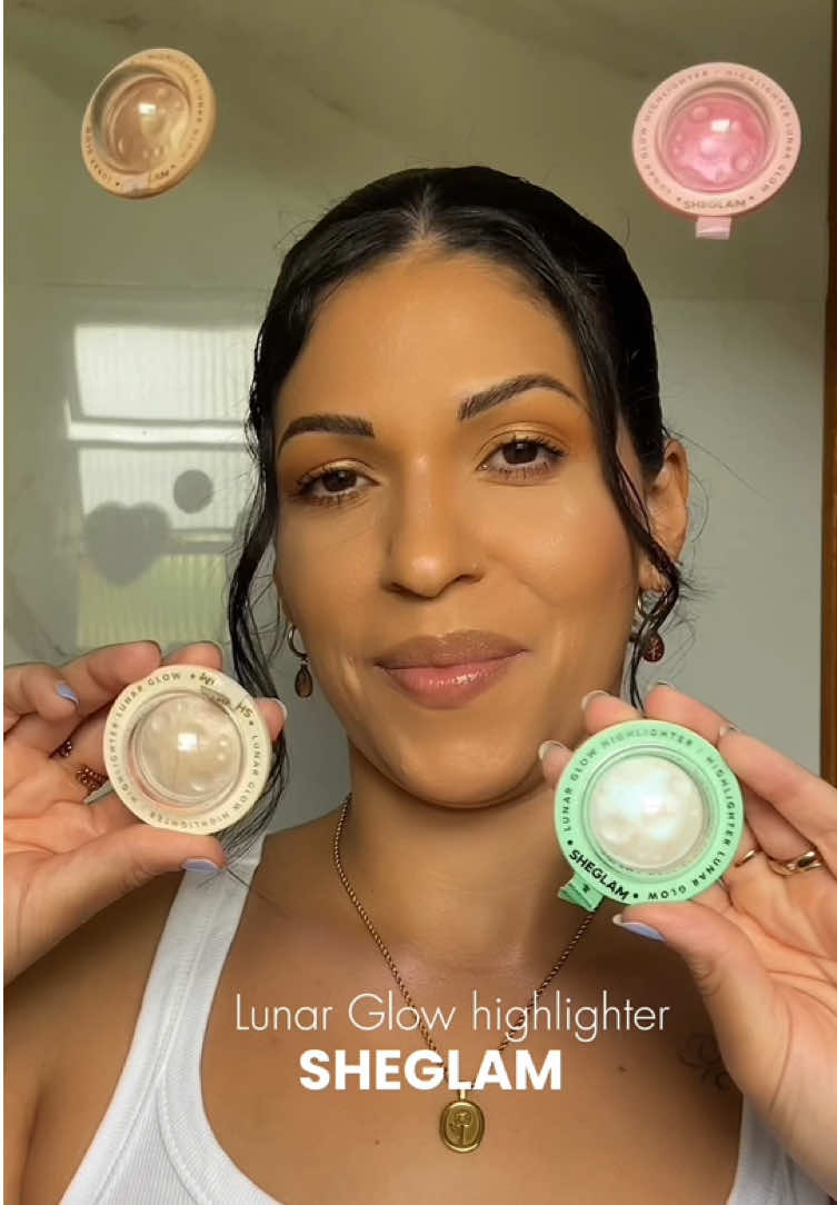 Essas são as novas cores do iluminador da @SHEGLAM Lunar Glow 💫eles tem um brilho reflexivo lindo que muda conforme a luz e espalha muito fácil👽🪐 ✨ #sheglam #sheglamlunarglow #sheglamcollection #makeup #makeuptutorial #makeuphighlighter