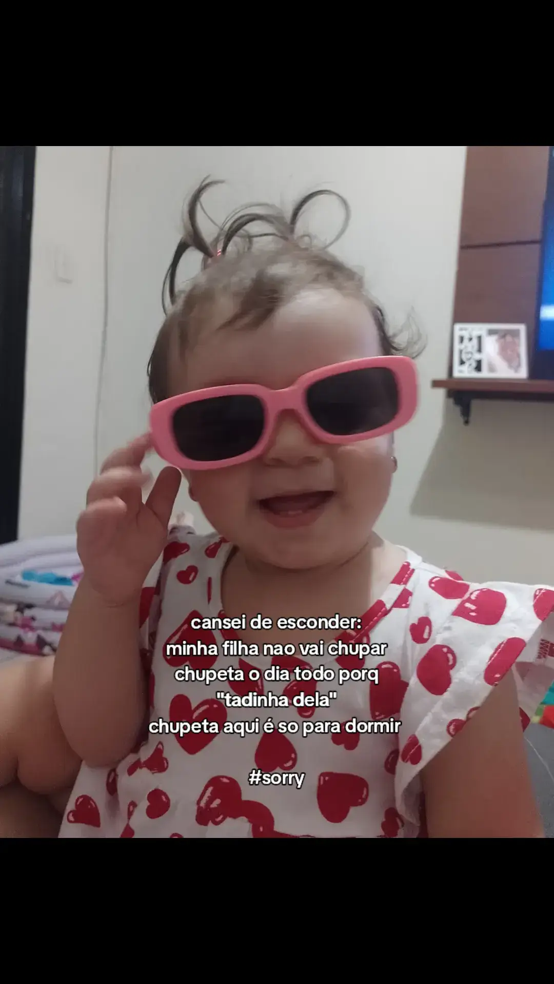 minha filha super mal por não chupar chupeta o dia todo haha como é por aí?  #sorry #maternidade #maedemenina 