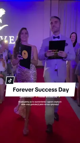 Wczoraj mieliśmy z moim meżem zaszczyt poprowadzić galę dla 1200 przedsiębiorców!  ✨ Forever Success Day ✨ Była to wyjątkowa i bardzo ważna gala, bo naszymi gośćmi był Zarząd Główny naszej firmy ze Stanów Zjednoczonych, w tym CEO i Prezydent. Dla mojego zespołu było to również święto kolejnych awansów 😍 Jestem dumna, że stoimy na czele struktury zbudowanej na solidnych wartościach, tak jak sobie obiecałam od samego początku i jesteśmy dowodem na to, że da się osiągać spektakularne wyniki w Network Marketingu nie chodząc na skróty. Z całego serca dziękujemy za ogrom gratulacji i ciepłych słów, które na nas spłynęły a wręcz nas zasypały z różnych stron od tak wielu przedsiębiorców i liderów współpracujących z naszą firmy.  Wow… nie spodziewaliśmy się tego w takiej ilości! Usłyszałam mnóstwo słów podziękowań za to, że jestem inspiracją od ludzi, których wczoraj widziałam pierwszy raz na żywo. Liderzy z długoletnim doświadczeniem, dla których ważny jest czysty biznes „fair play” przekazali nam, ze stawiają nas za przykład dla swoich ludzi. Dziękujemy Forever Living za wyróżnienie i zaufanie.   Dziękuję INSPIRE za Was - jesteście zespołem marzeń! Dziękuję Mężu, za to, że gramy zawsze do jednej bramki, zarówno w życiu jak i w biznesie 💚