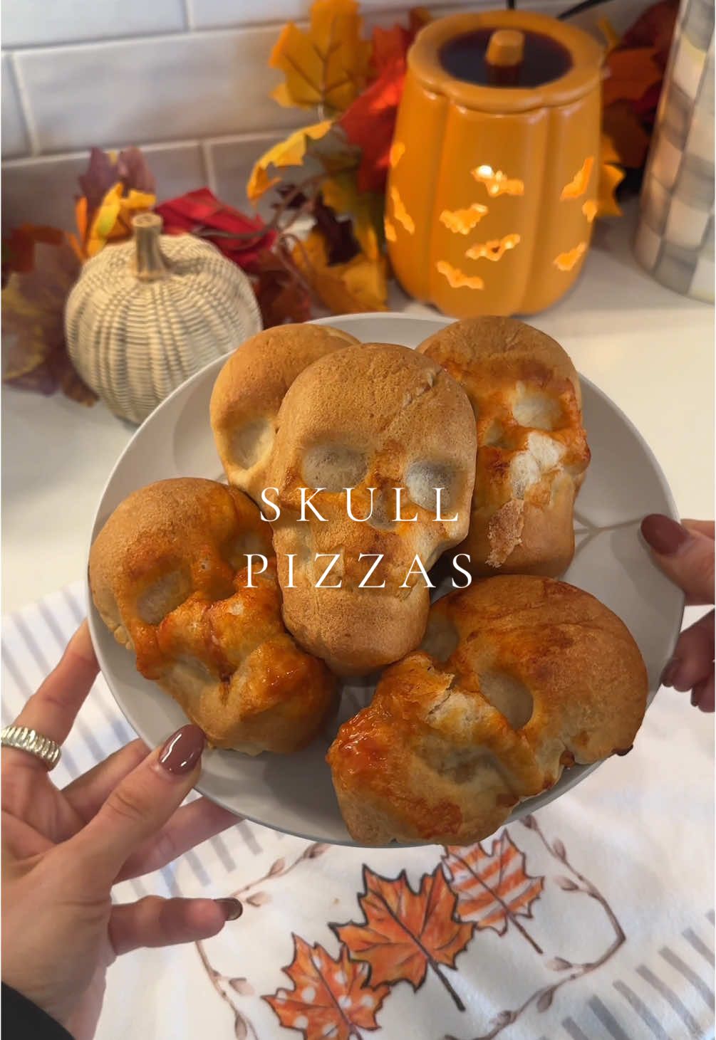 how to make spooky skull pizzas 🍕🧡💀 #snackideas #halloweensnacks #halloween #satisfying #asmr #spookyseason #fall #fallvibes #viral 