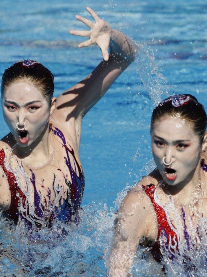 Shenzhen-born Hakka twin sisters Wang Liuyi and Wang Qianyi, double-gold medalists for 2024 Paris Olympics Artistic Swimming Duet and Team events, returned to their ancestral village in Huizhou #hakka #hakkapeople #hakkasportspeople #huizhouhakka #shenzhenhakka #hakkasong #hakkamusic #parisolympics #artisticswimming #olympicchampion #wangliuyi #wangqianyi #huanghongying #客家 #客家人 #客家运动员 #惠州客家 #深圳客家 #客家歌 #客家音乐 #巴黎奥运 #花样游泳 #奥运冠军 #王柳懿 #王芊懿 #黄红英 #客家妹子爱唱歌