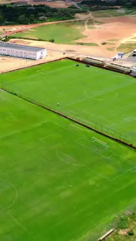 GENERATION FOOT x DYNA SPORTS  Cette saison, les Grenats arborent fièrement leur nouvelle tenue signée @Dyna Sports représentant de la marque Joma au Sénégal 🇸🇳. Un maillot façonné pour l'excellence, inspiré par la force de notre académie et l’audace de nos jeunes talents. 🔥⚽️  🎥 @21filmmaker_ 🎙️ @kandji_gassama #FierDÊtreGrenat #Deni #TeamGF #DynaSports