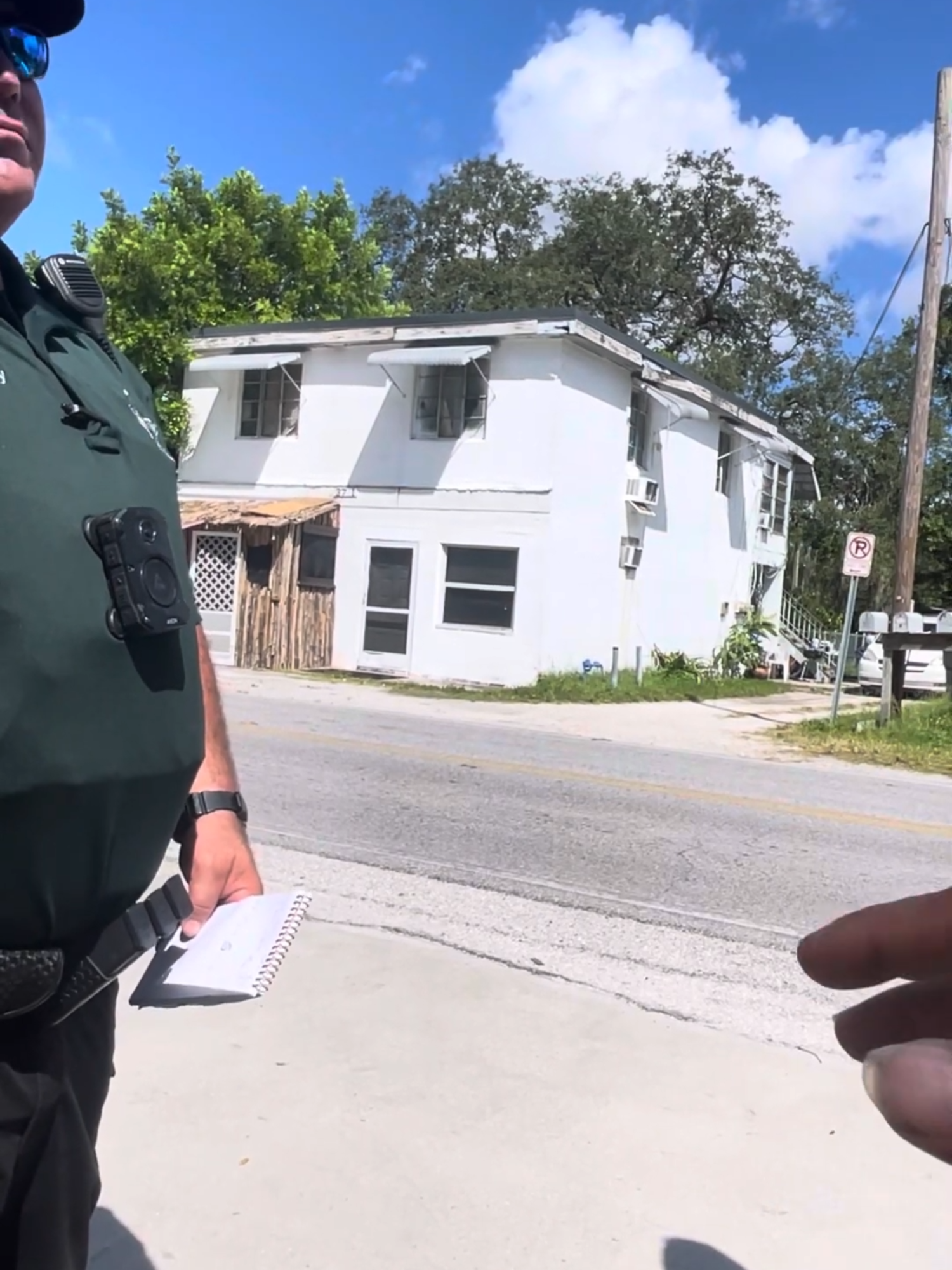 Sheriff breaking up backyard camping #tiktokde #foryou #fyp #cops #police #policeofficer