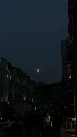 Bright moon in the London sky 🌔  #moon #night #nightaesthetic #diamatravels