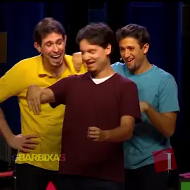 Nesse mês de setembro faz um ano que eu entrei no fandom e que criei essa conta.  Faz um ano que minha vida mudou completamente. Eu sou muito grata pelos os barbixas, eles alegram minha vida todos os dias, é algo inexplicável, em tão pouco tempo eles já tinham se tornado muito importantes pra mim. Quando comecei a assistir os videos, não conseguia parar, é viciante, eu ria tanto tanto que meus pais chegavam a perguntar o que eu tava assistindo que tava me fazendo tão feliz.  Eu não ia criar essa conta, eu até tinha feito o edit do lico, mas fiquei muito em duvida se postava ou nao. Mas decidi postar, afinal eu amava editar e faria por hobby, só pra me divertir. Mas nunca na minha vida, imaginava crescer tanto, conhecer tantas pessoas que amavam muito eles e chegar até viralizar.  Eu lembro da sensação que senti quando vi que aquele edit do elidio com a musica “eu não nasci pra trabalhar como CLT” tinha explodido, todo mundo comentando, muitas visualizações. O objetivo nem era esse, mas me fez muito feliz encontrar mais gente com a mesma paixão que a minha e fazer parte desse fandom incrível.  Sou tão grata, por tudo. Cada comentário, cada curtida, cada elogio…Eu recebo elogios que nunca imaginei receber. Acho que até não mereço tudo isso.  Obrigada de verdade, obrigada por cada amizade que construi nesse fandom, obrigada por cada apoio, cada conquista, obrigada.  Obrigada dani, lico e andy por me ajudarem em tantos momentos que nem fazem ideia, obrigada por serem tão incríveis. Vcs tem um lugar no meu coração para sempre.  Amar vcs é bom demais….. ❤️ #fyp #foryoupage #barbixas #barbixasedit #elidiosanna #andersonbizzocchi #danielnascimento 