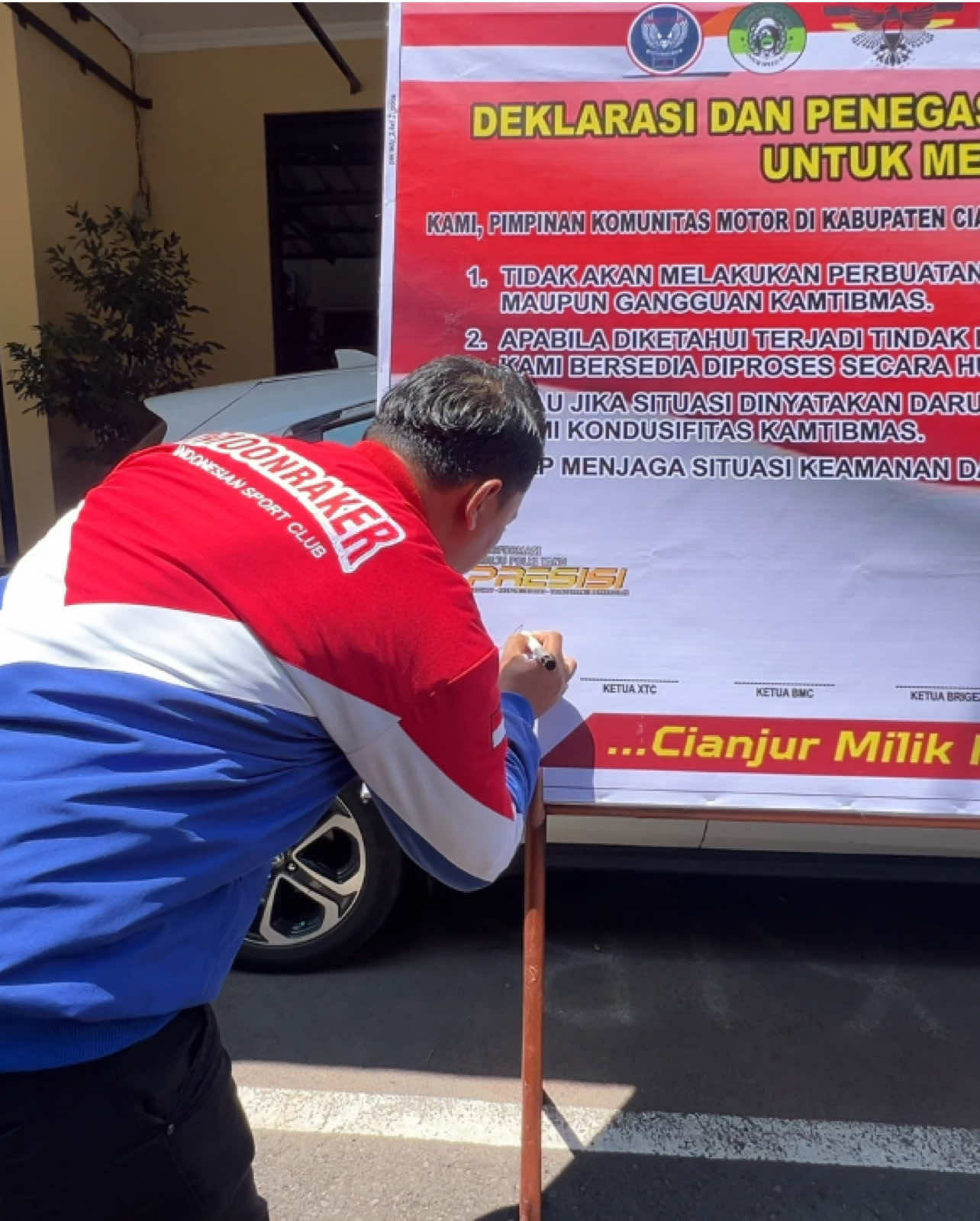 Polres Cianjur menggelar deklarasi dan penegasan sikap komunitas bermotor dalam mendukung stabilitas kamtibmas di wilayah hukum Polres Cianjur, Jumat (27/09/2024). Kegiatan tersebut dipimpin Wakapolres Cianjur Kompol Handreas Ardian, S.H., S.I.K., M.H., M.M., CPHR dan berlangsung di Aula Kresna Satintelkam Polres Cianjur. Deklarasi dan penegasan sikap komunitas bermotor  dalam mendukung stabilitas kamtibmas di Kabupaten Cianjur merupakan upaya Polres Cianjur dalam mendeteksi, mengantisipasi dan mencegah terjadinya konflik sosial, tindak pidana maupun guantibmas yang melibatkan komunitas bermotor di Kabupaten Cianjur. #polri #poldajabar #polrescianjursaepisan #polripresisi #indonesiaemas 