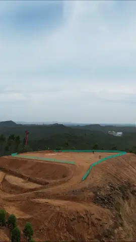 Istana Garuda 31 Desember 2022 Dokumentasi by Dian Rana Mengabadikan momen penting di tengah pembangunan IKN, ketika Istana Garuda dan Istana Negara mulai berdiri kokoh di atas tanah yang dulu masih berupa hutan. Saksi perjalanan dari hutan hingga wujud gagah calon pusat pemerintahan baru. Setiap sudut yang direkam bercerita tentang kemajuan besar dan harapan bagi masa depan Indonesia. Semoga Ibu Kota Nusantara terus berkembang dan membawa kemakmuran bagi seluruh negeri.  #IbuKotaNusantara #IKN #DokumentasiIKN #IstanaGaruda #IstanaNegara #DianRana #PembangunanIKN #IndonesiaMaju #KenanganIKN 