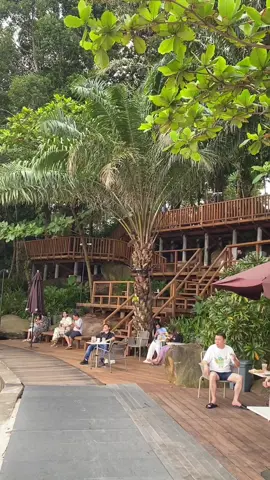 កន្លែងអង្គុយថ្មីរបស់ Brown Coffee.  Brown Sihanouk Ville has just decorated a new seaside seating area. #jongreview #cambodia #sihanoukville #browncoffee #browncoffeeseaview 