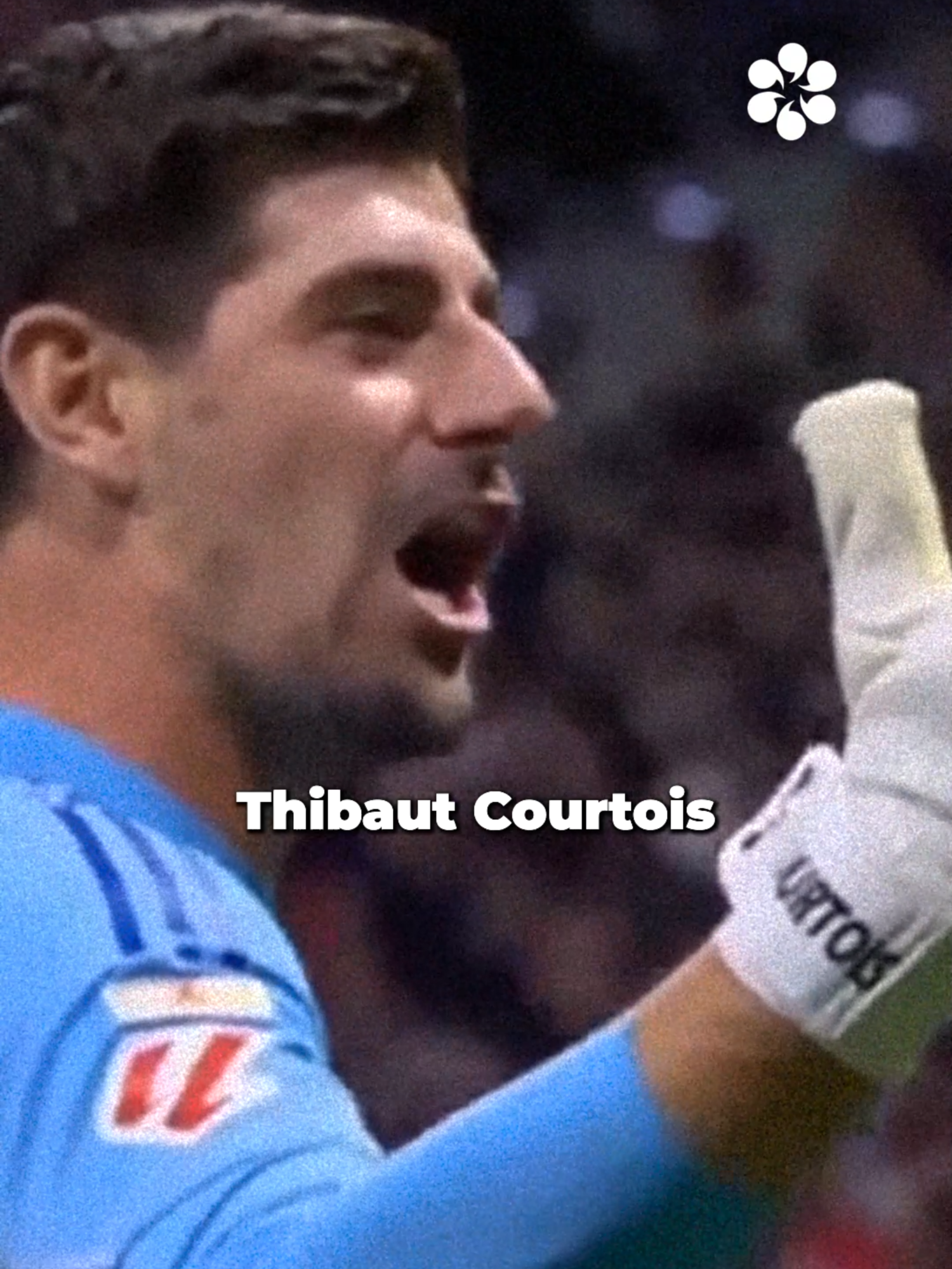 Thibaut, thibault… L’histoire de Thibaut Courtois débute en Belgique, au sein d’une famille de sportifs de haut niveau, où ses parents et sa grande sœur pratiquent le volley-ball. Mais Thibaut, lui, tombe amoureux du football. Il commence en tant que latéral gauche, mais comme beaucoup de gardiens, il est repositionné dans les cages lors d’un tournoi, où il excelle immédiatement. 🧤 Formé au KRC Genk, il fait ses débuts professionnels à seulement 16 ans, et rapidement, il devient le meilleur gardien du championnat belge. Chelsea débourse 9 millions d’euros pour le recruter, mais l'envoie en prêt à l’Atlético Madrid. Là-bas, il connaît le bonheur en remportant la Liga, mais aussi la déception en perdant la finale de la Ligue des Champions contre le Real Madrid 😓. Après un passage réussi à Chelsea, où il remporte deux Premier League sous Mourinho, Courtois rejoint finalement le Real Madrid pour 40 millions d’euros. Ses débuts sont difficiles, mais il finit par tout gagner avec le club madrilène, consolidant ainsi sa réputation de mur invincible. Cependant, en 2024, lorsqu'il retrouve l’Atlético Madrid lors d’un derby, il célèbre un peu trop devant les supporters de son ancien club 😬. Ces derniers n’apprécient pas du tout, et en signe de mécontentement, ils lui lancent des objets, avant d’aller plus loin en détruisant la plaque honorifique que le club lui avait dédiée pour son parcours. Un geste ignoble, mais qui montre la passion parfois démesurée des supporters 😡. #thibautcourtois #realmadrid #atleticomadrid #chelsea #krcgenk