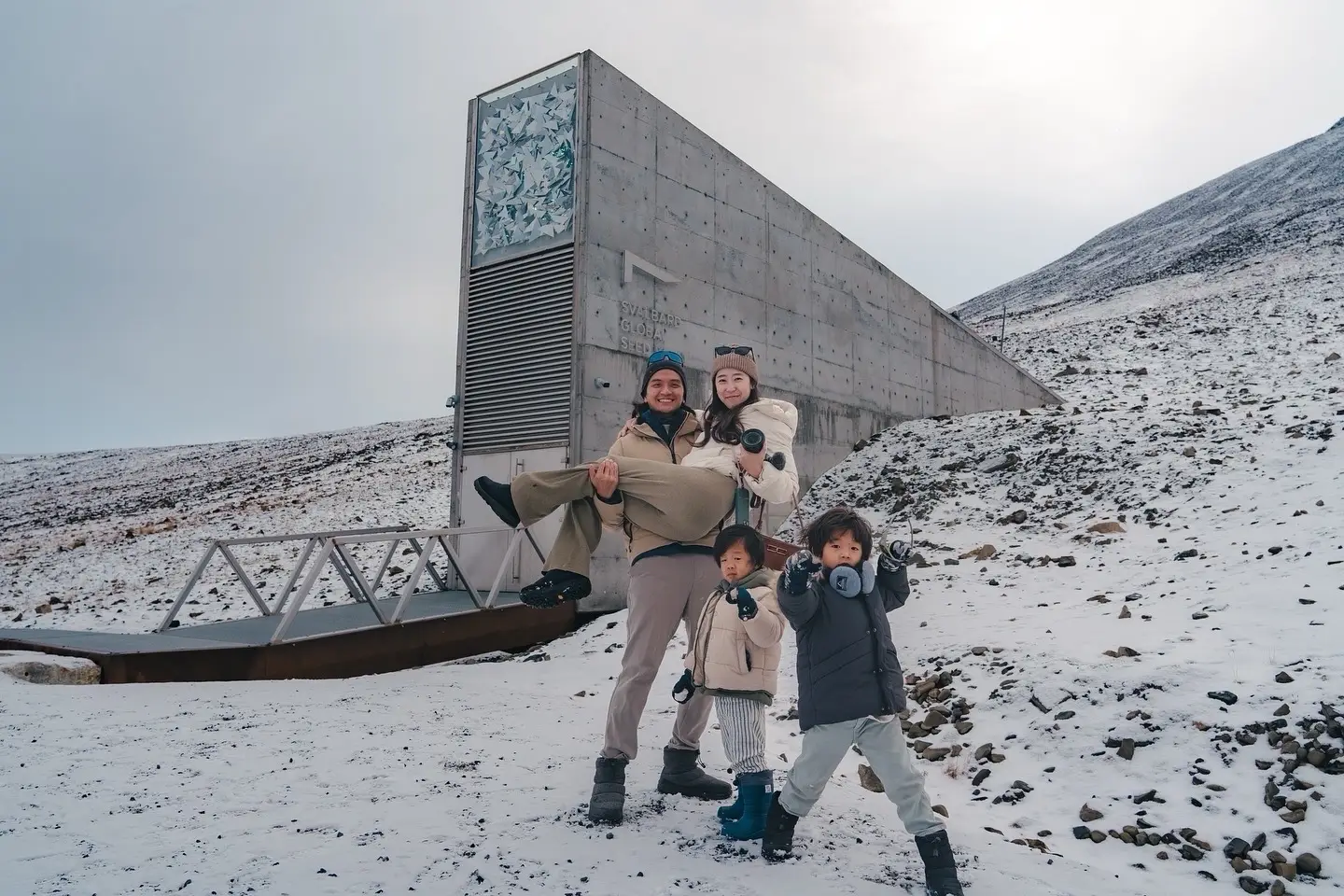 最靠北的城市：北緯78° 的斯瓦爾巴長年鎮 Longyearbyen, Svalbard 這裡是世界最北方的城市，只有約2600人居住於此 卻有來自85個國家的人在此生活 因為在這裡不需要簽證就能工作 Svalbard在過去因為煤礦資源豐富 所以成了各國相爭的一塊土地 因為很多的歷史背景關係 最後聯合國將Svalbard交給挪威託管 這次參加City Tour聽解說才知道 原來第一位來到這開採煤礦的美國人 名字就叫John Munro Longyear 所以這個城鎮（Longyearbyen)用他的名字命名 如今在Svalbard只剩下1-2個煤礦在開採 現在最活躍的就是觀光產業 不僅是因為Svalbard是全世界最北的城市 這裡也有全球種子庫與全球資料庫 透過永凍土的低溫保存人類文明與生態 在災難之後有機會再次延續或重啟 另外這裡的北極熊比人多 所以在城鎮的邊界都有立起北極熊的告示牌 如果離開此區域就需要有配戴槍枝 避免遭受北極熊的攻擊 在城鎮中看到許多當地人背著槍都不足以為奇 因為這就宛如他們的日常生活一樣 這次的旅程真的是另一種文化的洗禮 體驗到許多不同的文化習慣 但也能感受到這裡生活的人民很強悍 因為要面對極端的低溫以及永晝和永夜 有機會歡迎大家也來，北緯78度，又靠北又78 的斯瓦爾巴長年鎮體驗一下極端的世界 #北極 #斯瓦爾巴 #親子 #旅遊 #旅遊景點 #旅遊攝影 #svalbard #longyearbyen #育兒 #育兒生活 #bucketlist #人生 #人生清單 