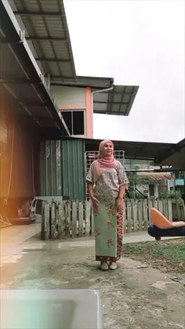 Semoga tak bertemu jodoh😅 sbb org habaq kalau tak mau satni dia mai🤣 mengkala kata, kalau dh pakai baju kurung Kedah ni kena mai laaa nohh😆😆