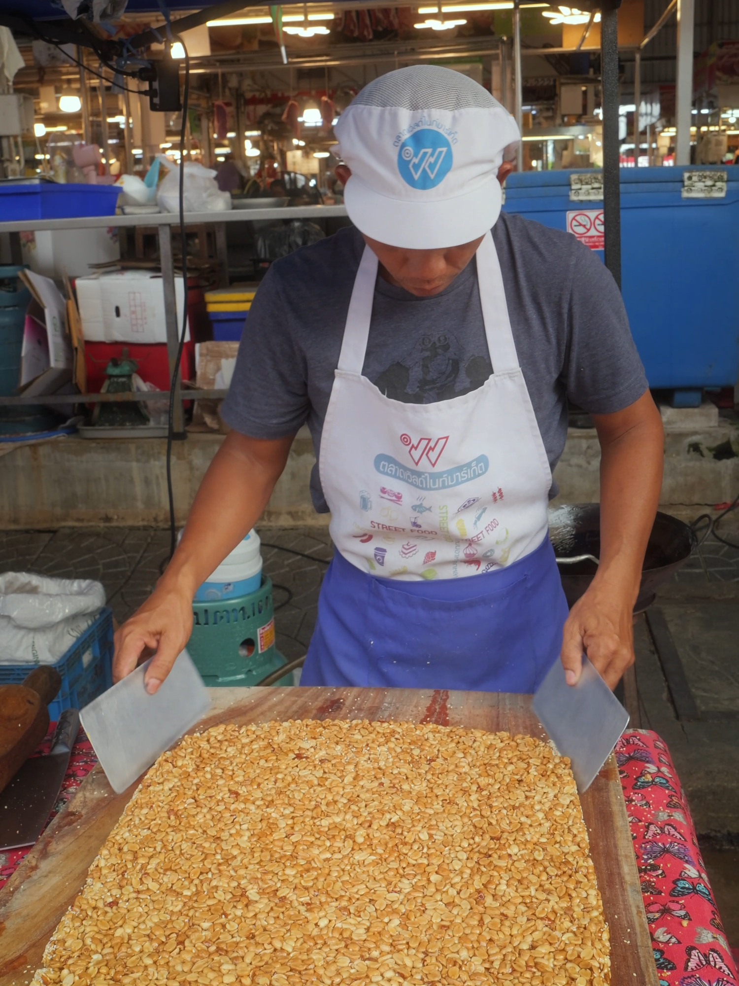 Amazing! Homemade Peanut Snacks in Thai Street Food #foodie #foodtiktok #tiktokfood #tiktokfoodie #streetfood #foodvideo #foodshorts #foodmaking #Thaistreetfood #thaifood #thailand #nightmarket #market #thainightmarket #thaimarket #thailandmarket #peanut #snacks #peanutsnack