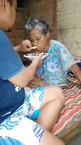 suapin makan emak disit Lur.  #ibu #stroke #sakit #cinta #merawatorangtua #berbakti #lolly #nikita #rasman #vadelbadjideh 
