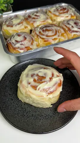 Cinnamon Roll , pão doce aromatizado com canela  Ingredientes  Esponja  1 xícara de farinha de trigo (xícara de 240ml) 10g de fermento biológico seco  200ml de água morna  Massa  3 xícaras de farinha de trigo (xícara de 240ml) 3 colheres de sopa de açúcar  2 colheres de sopa de manteiga  1 ovo  1 pitada de sal  100ml de leite morno  Se precisar pode colocar mais farinha  Recheio  1/2 xícara de açúcar Mascavo (xícara 240ml) 1/2 colher de sopa de canela em pó  2 colheres de sopa de manteiga  Cobertura  100g de creem cheese  75g de glaçucar (açúcar de confeiteiro)  1 colher de sopa de manteiga  Baunilha  Pincela gema de ovo por cima leva pra assar em forno pré aquecido, temperatura de 200°C, até ficar dourado  Modo de preparo: no vídeo  #doce #receitacaseira #cinnamonroll 