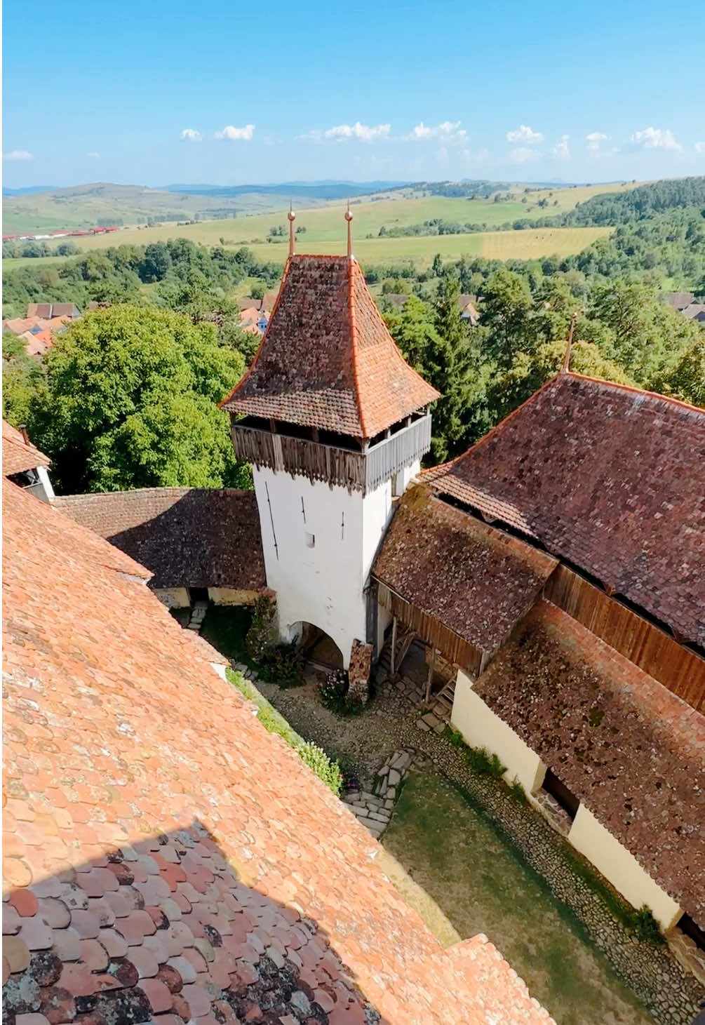 Biserica fortificată din Viscri! 🇷🇴Un exemplu remarcabil de   arhitectură rurală săsească 😍 #viscri #brasov #biserica #fyp #romaniafrumoasa #siltrips #WhereToGo #curiozitati #5pasidebine #visitromania 