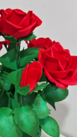 Cada rosa de EVA é feita com dedicação em cada detalhe. Cortar, pintar, modelar e montar cada peça é um trabalho que exige tempo, carinho e muita dedicação,  para alcançar a perfeição realista que amo no meu trabalho. Transforme seu ambiente com o realismo das nossas rosas de EVA feitas à mão! Não perca a chance de ter uma rosa de EVA exclusiva, feita à mão com todo cuidado!  Garanta já a sua e transforme seu ambiente com beleza e realismo. Entre em contato e faça seu pedido . . . . . . . #rosas #arranjoderosas #floresgigantes #flowers #ensaiofotográfico #fotografia #decoracaodeluxo #decoracaofestas #decoracaobuffet #centrodemesa #decoracaoambiente #decoracaoambientespequenos #decoraçãoambientes 