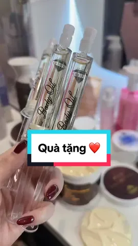 Quà tuiii tặng khách xinhhhh cỡ nàyy nè =)))) 🤣  Dínhh tới #BodyVip Alpha Arbutin nhà #crystal - Signature củaaaa #crystalme #CRYSTALCOSMETICS_NGUYỄNÁNHMAI thì lúc nào cũng phải nghĩ xem tặng gì thay đổi cho khách có cái mớiiii pha chung để tốt cho da hơn hết á. Mà Vip là lành tính pầu pì vô tư nênn Oil em lựa chọn cũng không có BHA nhen 💗 #TikTokshop #bestseller #BODYVIP_AlphaArbutin #xuhuongtiktokk 