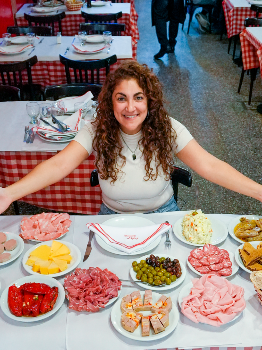 UN ÍCONO DE VILLA ORTÚZAR | Junto a Pinchu y @cifargentina visitamos Cervecería López, uno de los bodegones porteños más emblemáticos. Hace más de 80 años que ofrecen una gran variedad de platos, entre ellos, una picada única y diferente a la que estamos acostumbrados a ver: la Picada López. Un lugar donde la historia y el sabor se unen, y donde la limpieza se asegura con Cif Bioactive, el detergente más elegido por los argentinos :jabón: Leé más en Clarin.com