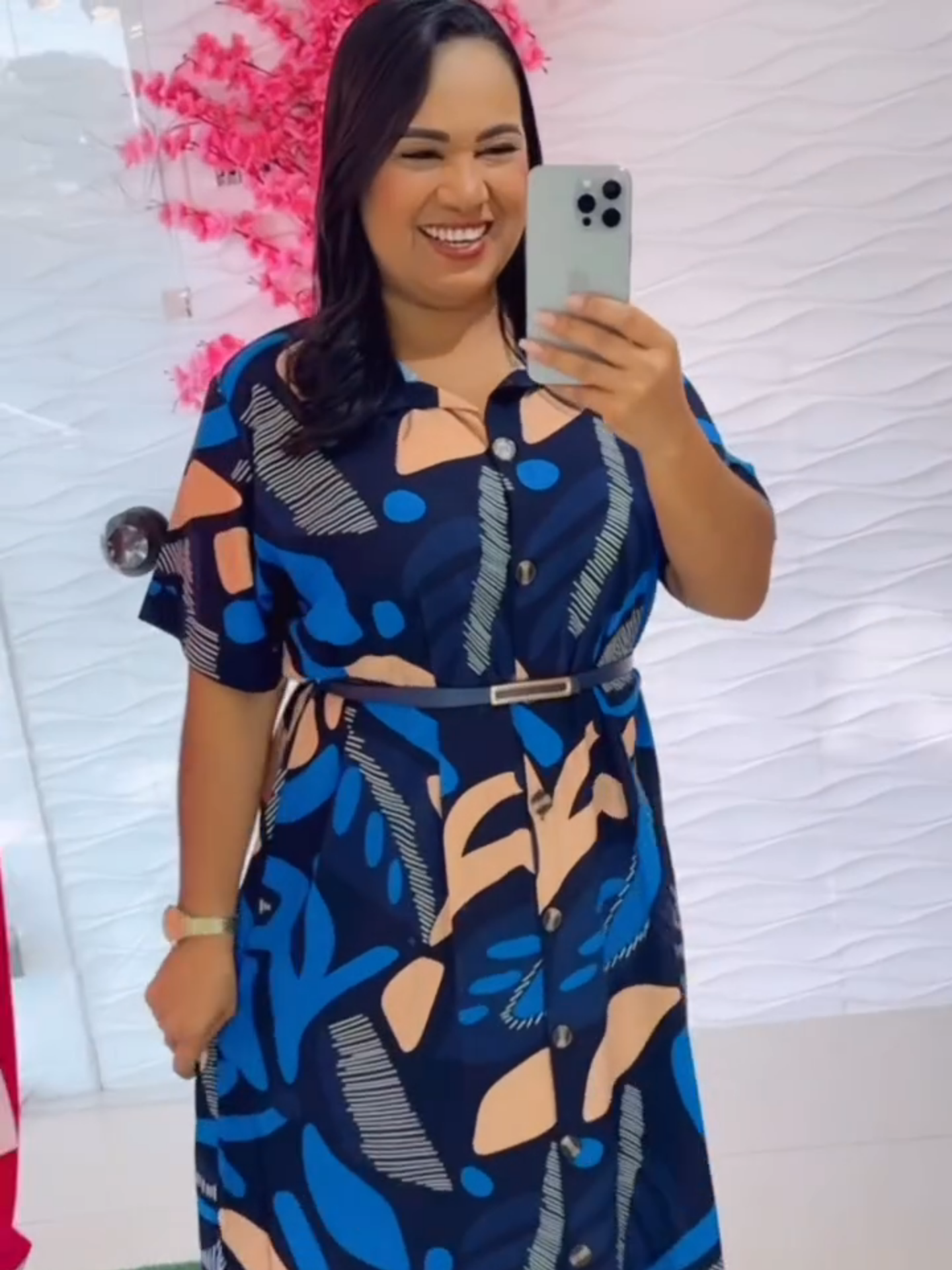 Chamise R$149,90 Veste: 40/42/44/46 Tecido: viscolinho Este vestido chemise com padrão abstrato azul e preto da Flor de Mulher é perfeito para diversas ocasiões. Seja para um passeio casual ou um evento mais formal, ele combina versatilidade e estilo em cada uso. Adquira já o seu e destaque-se com elegância! Dica de estilo Flor de Mulher: Acessórios: Brincos: Opte por brincos pequenos ou médios, como argolas ou studs, para não competir com o padrão do vestido. Pulseira ou relógio: Um acessório simples no pulso pode complementar bem o look sem exageros. Bolsa: Clutch: Escolha uma clutch em uma cor sólida que combine com o vestido, como preto ou azul, para manter a harmonia do visual. Maquiagem: Tons neutros: Use tons neutros nos olhos e um batom que destaque, como um vermelho ou um tom de nude que complemente o azul ou preto do vestido. Olhos esfumados: Um leve esfumado nos olhos pode adicionar um toque sofisticado, especialmente para eventos noturnos. Calçados: Sandálias de tiras: Sandálias de tiras finas em preto ou nude são uma ótima escolha para manter a elegância. Scarpins: Se preferir algo mais clássico, scarpins pretos também combinam perfeitamente. Espero que essas sugestões ajudem você a arrasar no evento! Se precisar de mais alguma coisa, estou aqui para ajudar.