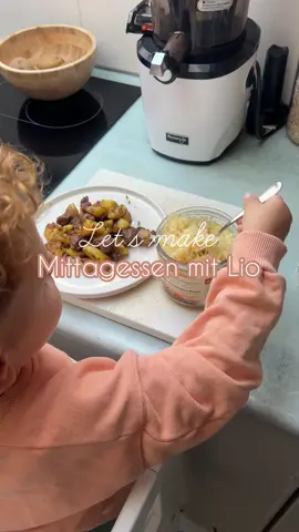 My baby chef 🧑🏼‍🍳✨ #mamaalltag #kleinkind #kleinkindmama #toddlercooking #lunchideasforkids #lunch #lunchfortoddlers #cookwithlio 