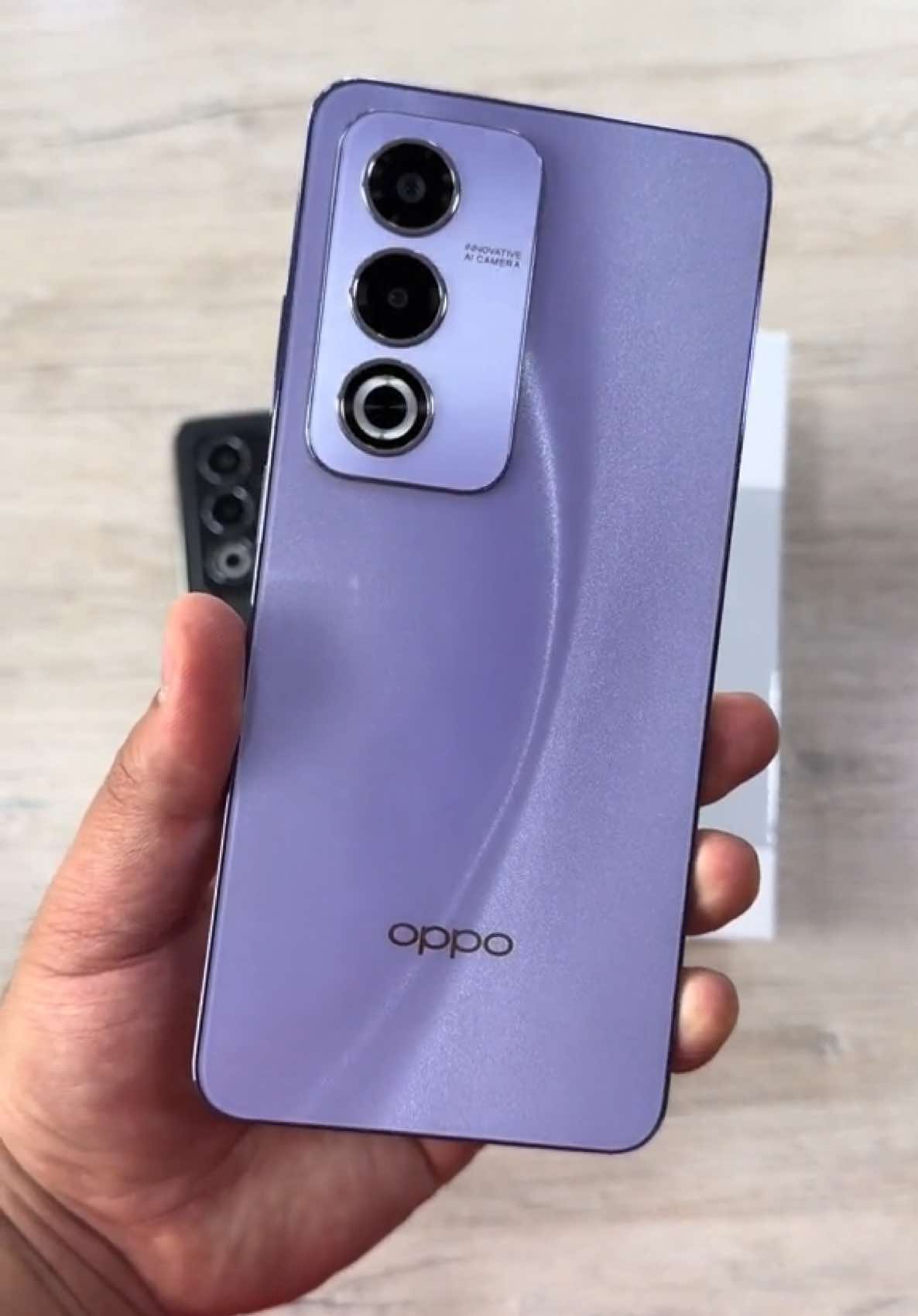Oppo A80 5G 📲 El Oppo A80 debuta con una pantalla HD+ de 6.67 pulgadas y tasa de refresco de 120Hz, y potenciado por un procesador MediaTek Dimensity 6300 con 8GB de RAM y 128GB o 256GB de almacenamiento interno. Su cámara dual cuenta con un sensor de 50MP y se alimenta de una batería de 5100 mAh con soporte para carga rápida, completando sus características con un lector de huellas lateral y resistencia a salpicaduras. #oppo #oppoa80 #oppocolombia #lejotech 