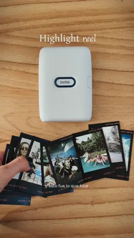 Los momentos lindos del año merecen quedar guardados en un cuaderno propio 📒✨ Por eso me encantó la idea del highlight reel, que además es otra excusa para usar mis midoris chiquitos que amo. Porque además, aunque suelo sacar fotos en digital, me encanta verlas impresas en papel ⚡️  Espero que les guste la idea! 🌞 pd. El coso ese para pegar se llama glue tape roller. Este lo compré en Japón pero seguro pueden pedirlo por Amazon por ejemplo. #highlights #highlightreel #idea #creativeideas #challenge #journaling #papeleriabonita #stationery #papeleria #ilovestationery #midori #travelersnotebook 
