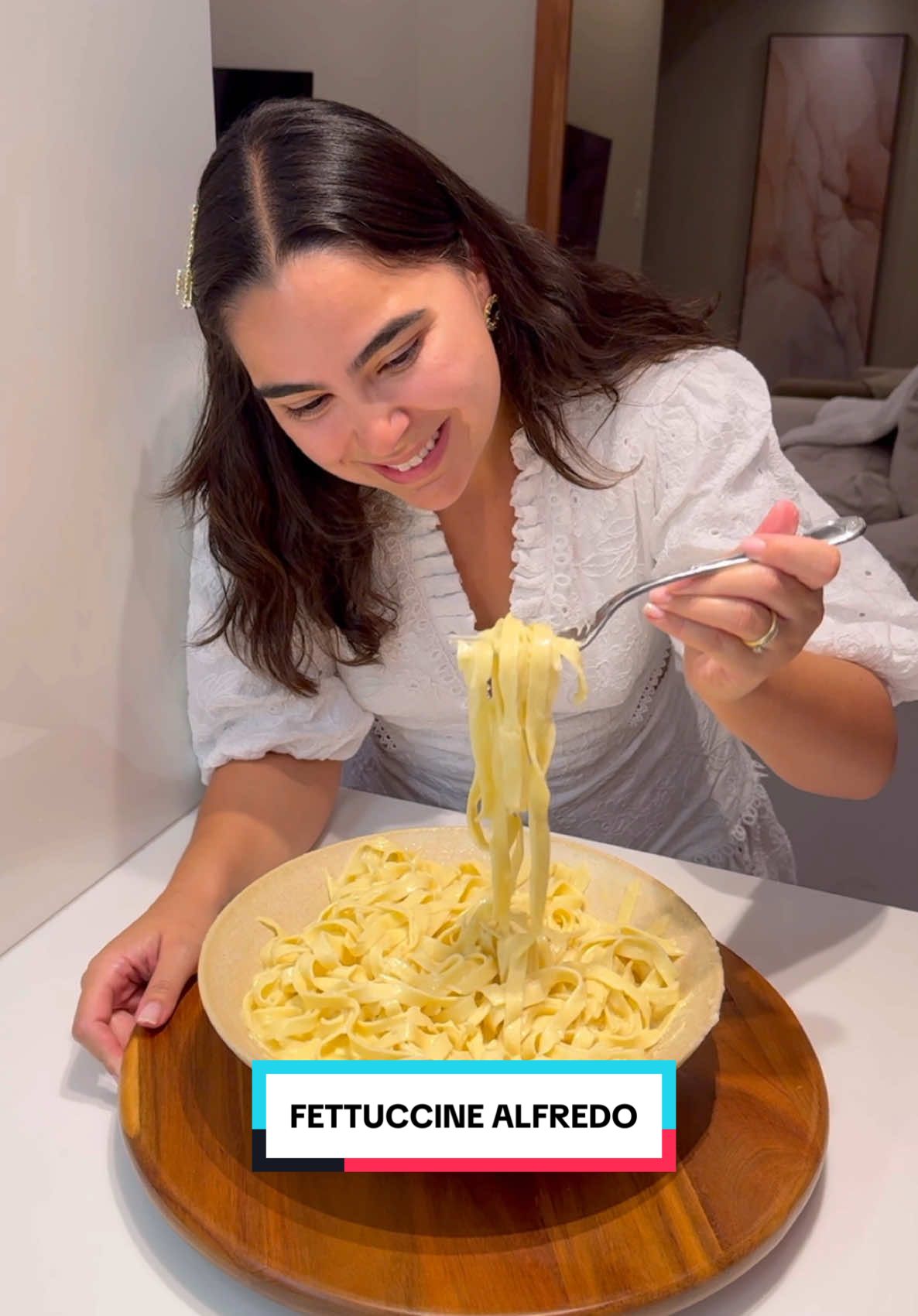 Quer aprender o molho mais fácil da sua vida?  Fettuccine ao MOLHO ALFREDO 🇮🇹 Ele só leva 2 ingredientes, fica pronto em poucos minutos e tem uma cremosidade surreal! Essa receita tem vários segredinhos pra ficar perfeita, então já salva o vídeo pra não errar quando for fazer em casa. INGREDIENTES (4 pessoas): -400g de fettuccine -200g de manteiga (ponto pomada) -200g de queijo parmesão (ralado em pó) -Sal e pimenta do reino à gosto Quem disse que precisa de mais do que isso pra impressionar? Simples, cremoso e cheio de sabor 🥰 #receita #comida #receitagostosa #receitas #comidagostosa #fettuccine #massa #pasta #alfredo #molhoalfredo #fettuccinealfredo #macarrao 