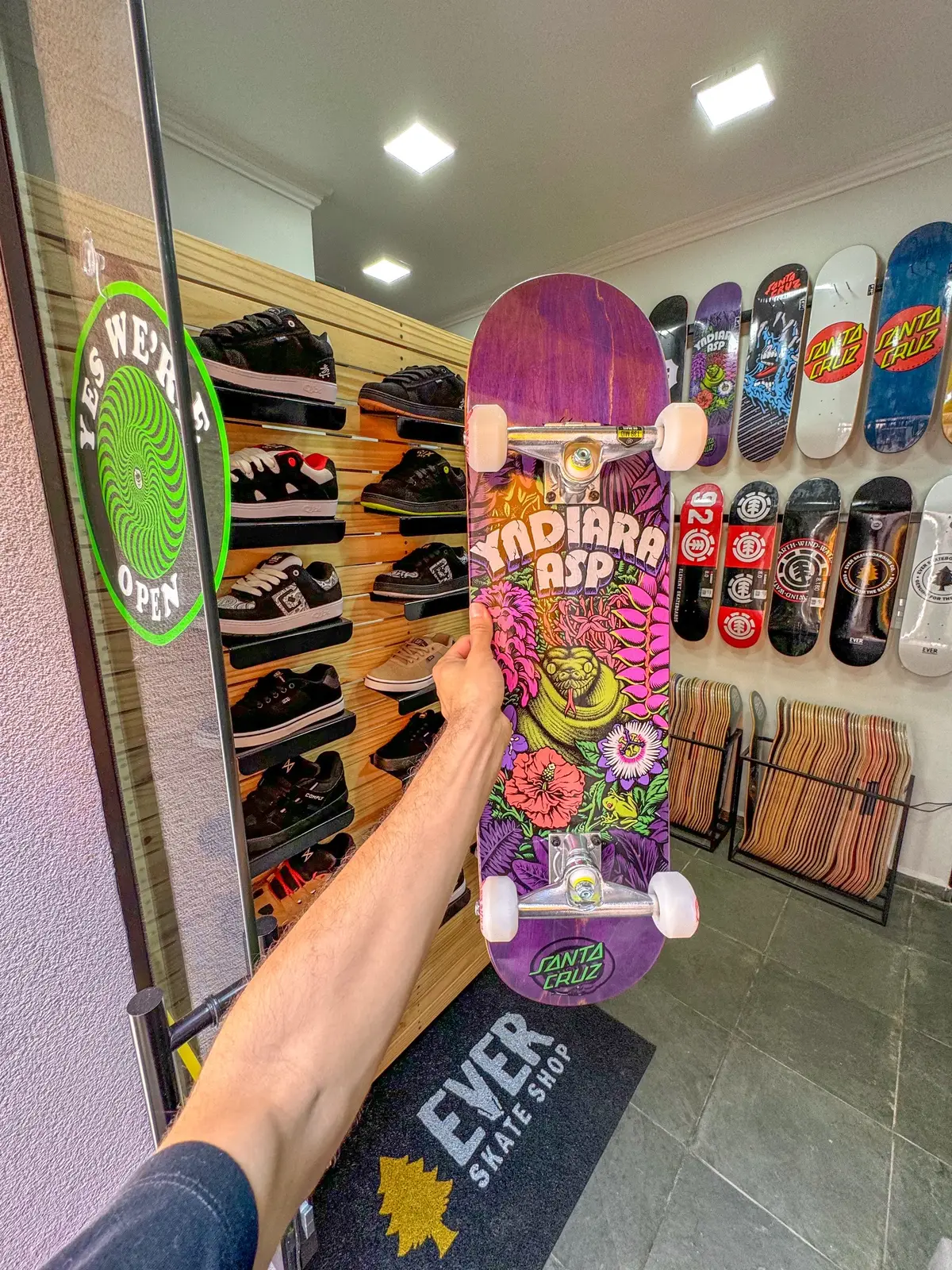 Hoje montamos essa nave com cores bem vivas e peças que vão entregar o melhor nível de rolê para o cliente Gustavo da cidade de Irecê (Bahia). 🙌🛹 ⚙️ SETUP: - Shape Santa Cruz Hard Maple Canadense Pro Model Yndiara Asp 8.0” - Lixa Improve Monkey Cut - Truck Intruder Pro Series II 139mm Mid - Rolamento Black Sheep Red - Roda Spitfire Burner White & Red 99D 54mm 🌐 Acesse nosso site e confira todos os produtos: everskateshop.com.br (link no perfil).  📲 (19) 99417-9943. Envie mensagem no WhatsApp para atendimento exclusivo e personalizado.  #everskateshop #skateshop #skatista #skateprofissional #skate #santacruzskateboards #yndiaraasp #shapesantacruz #spitfirwheels #rodaspitfire #lixaimprove #truckintruder #intrudertrucks