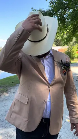 We’ve seen the flower trends with the bridesmaids but you have to checkout our groomsmen wedding trend!!🤩  #weddingtiktok #weddingtok #weddingday #weddingcontentcreator #wedding #weddinginspo 