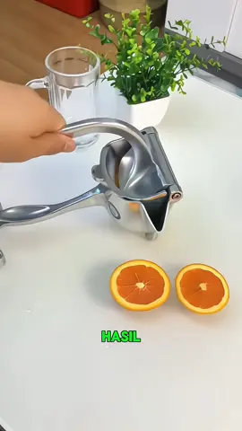 Sekarang kalau mau jus tidak perlu repot lagi bun karena sudah ada alat peras buah ini😍 #alatperasbuah #perasan #alatperasjeruk #alatperas #pemerasbuah 