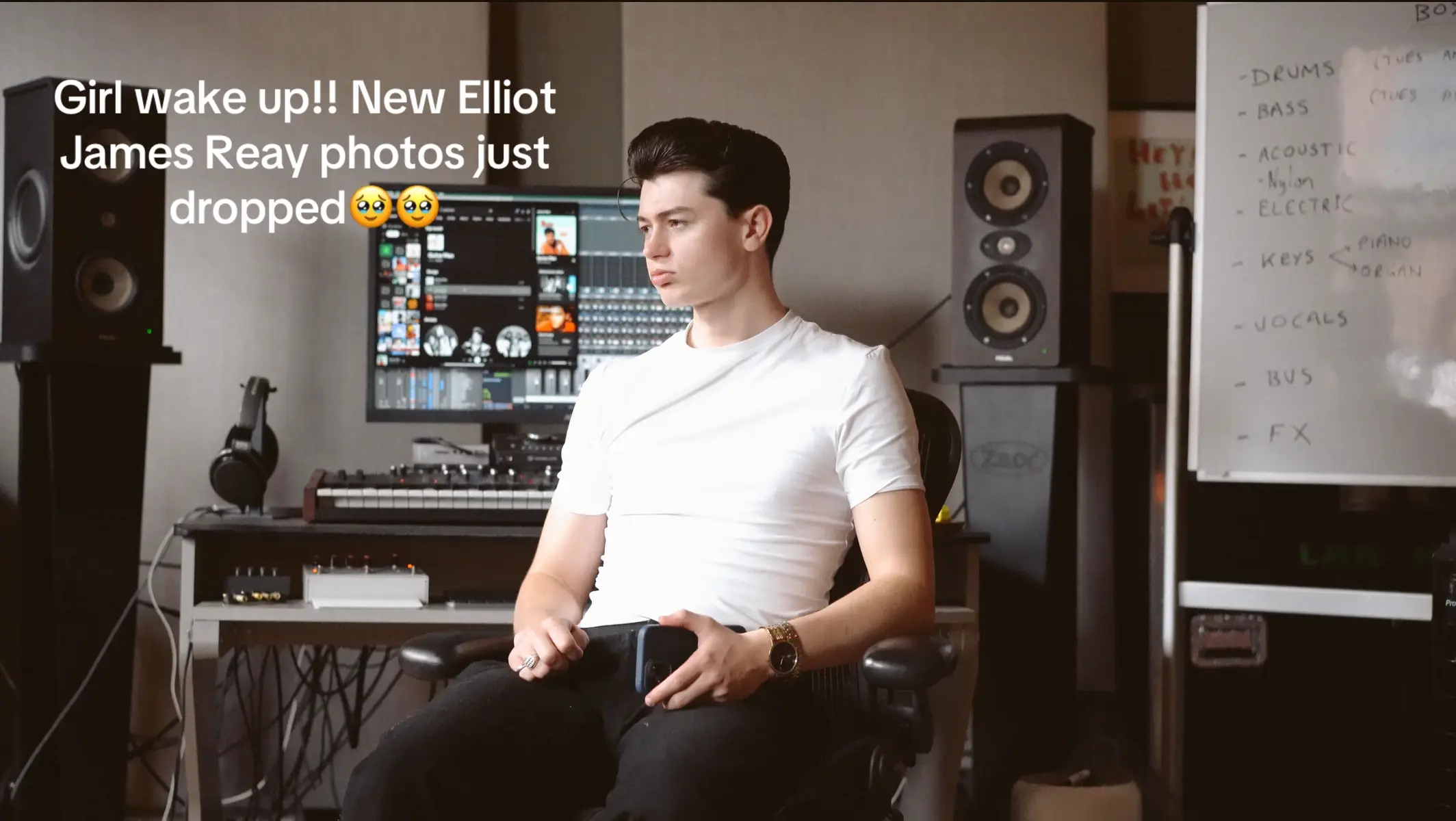 Girl wake up!! New Elliot James Reay photos just dropped 🥹🥹🥹🥹 @Elliot James Reay #ithinktheycallthislove #elliotjamesreay #singer #originalmusic #fanpage 